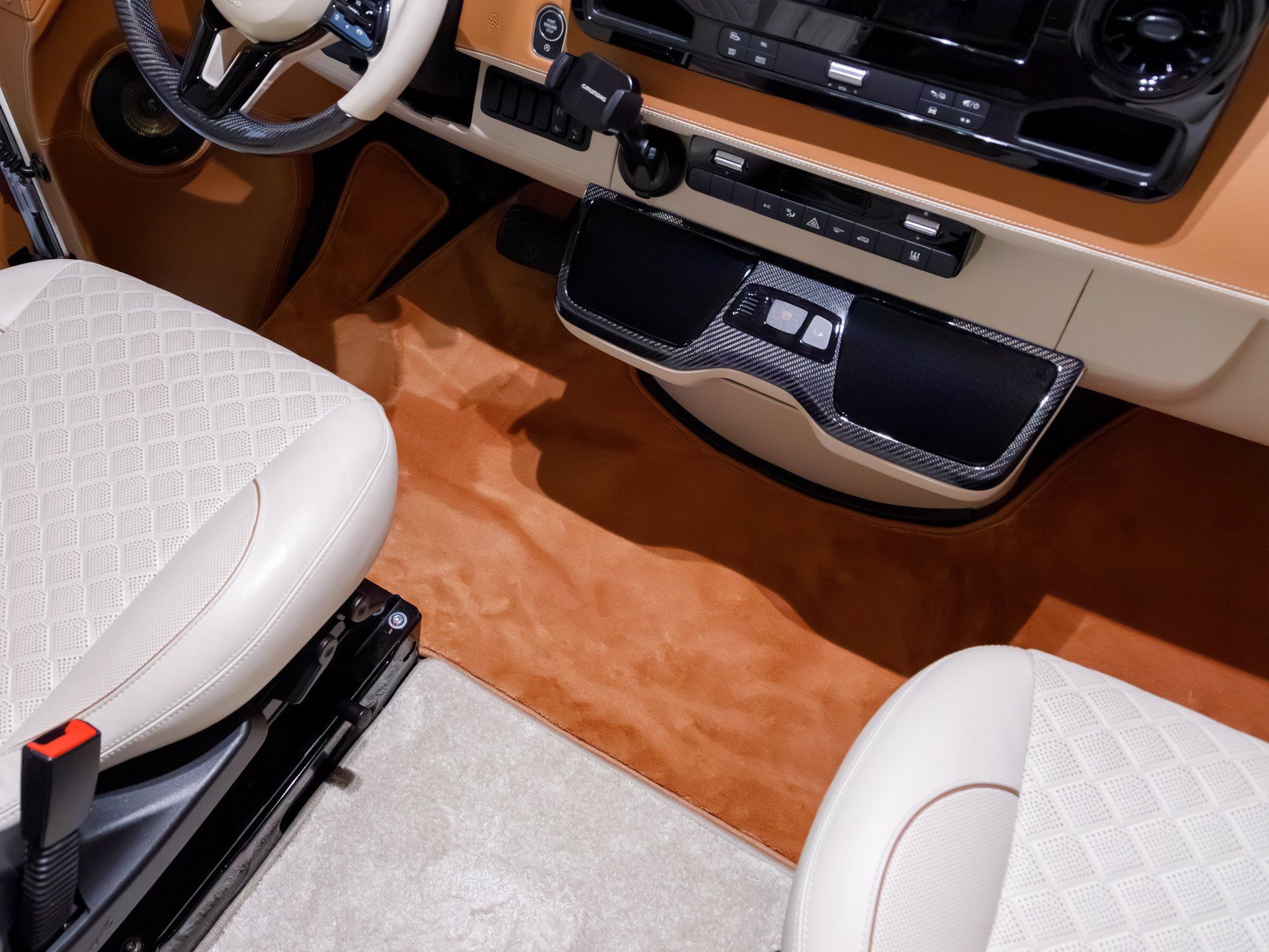 Der Fußraum eines Mercedes Hymer Wohnmobils wurde mit orangem Teppich nach Maß ausgeegt