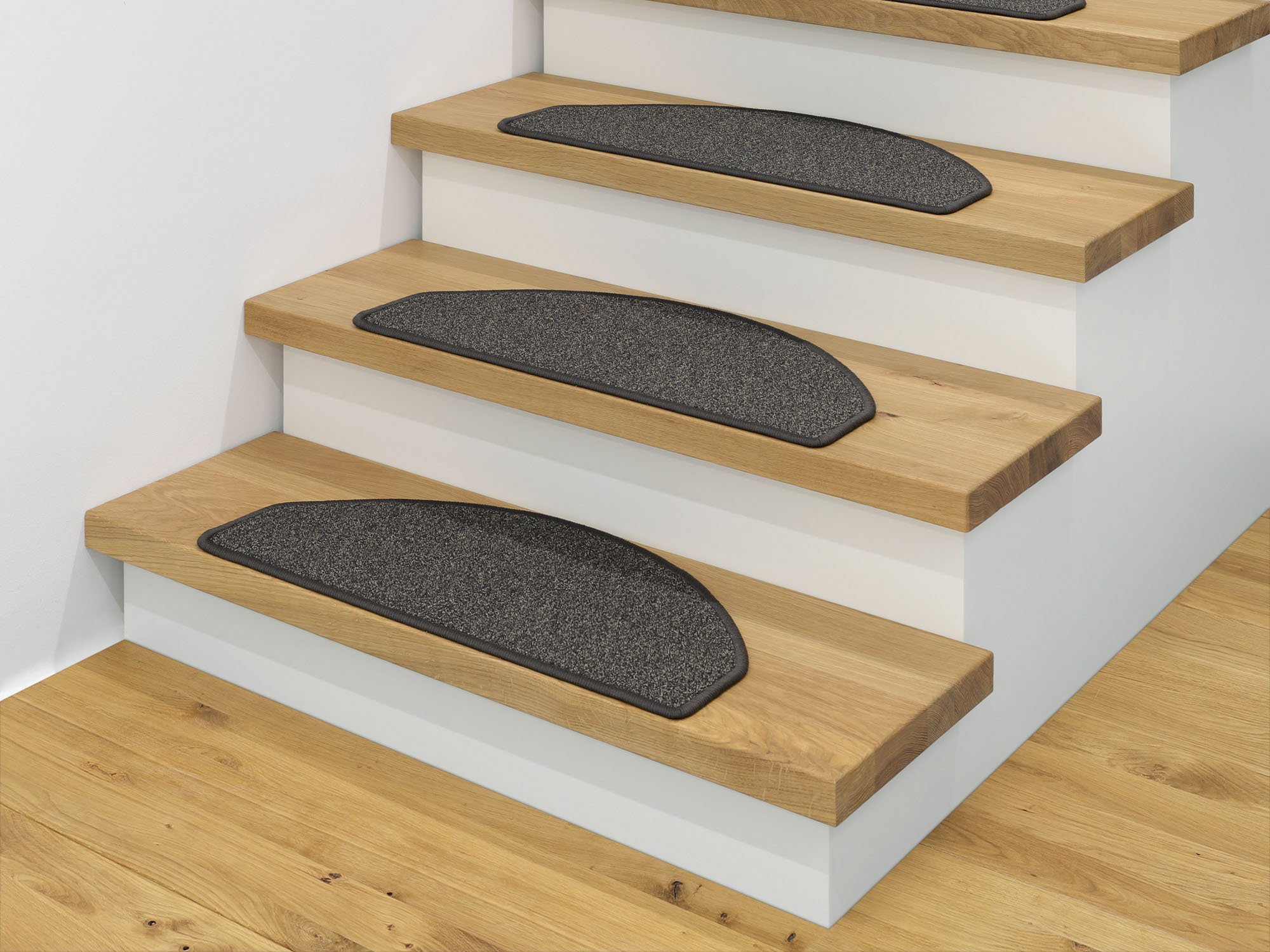 Ruxedo-Anteo-Kurzflor-Stufenmatte-Kettel-dark-brownSTOA_stufe-kettel