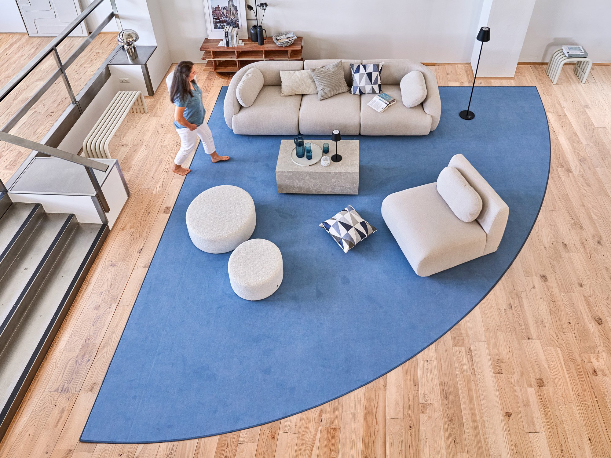 Ruxedo-Kurzflorteppich-Mauro-Uni-Viertelkreis-Blau-Raumbild-Wohnzimmer-01