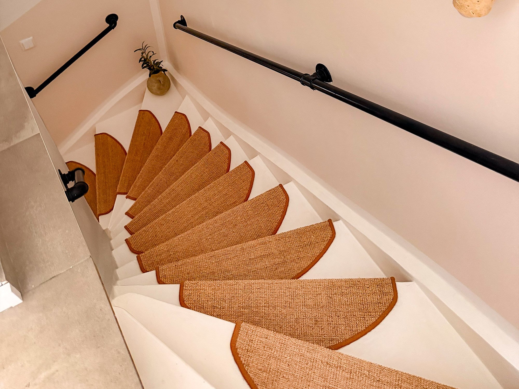 Ruxedo-Stufenmatten-Sisal-Murcia-Beige-Wendeltreppe-Raumbild-01